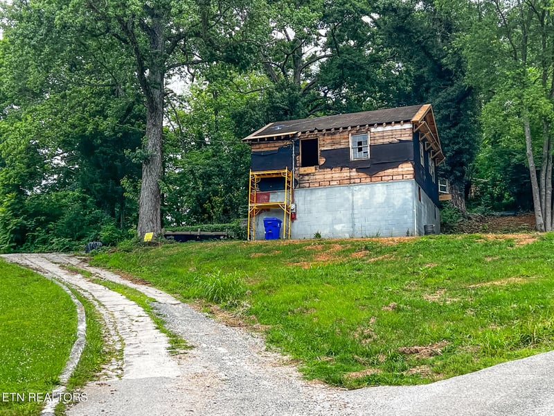 709 Lakeview Church Ln, Harriman, TN 37748