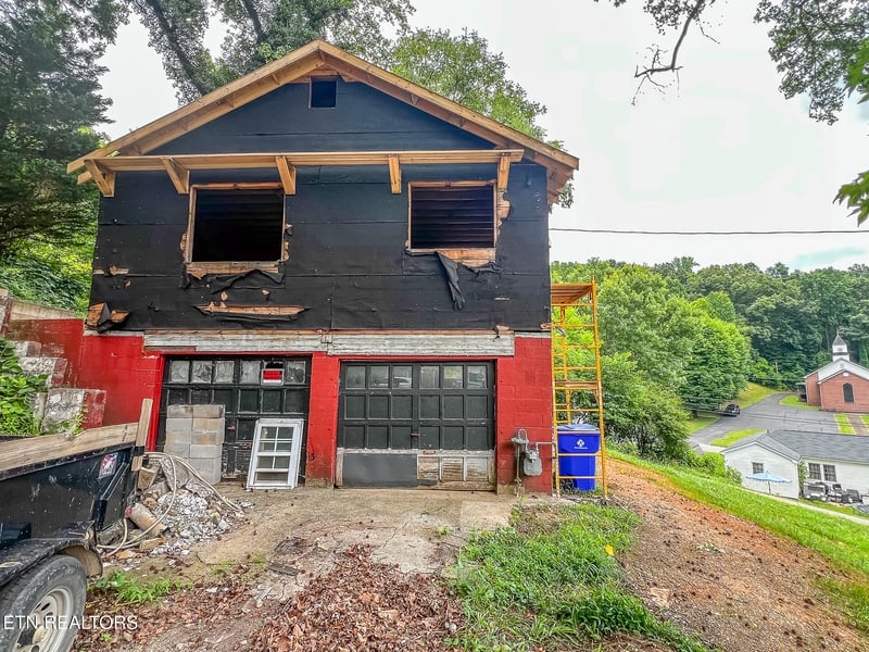 709 Lakeview Church Ln, Harriman, TN 37748