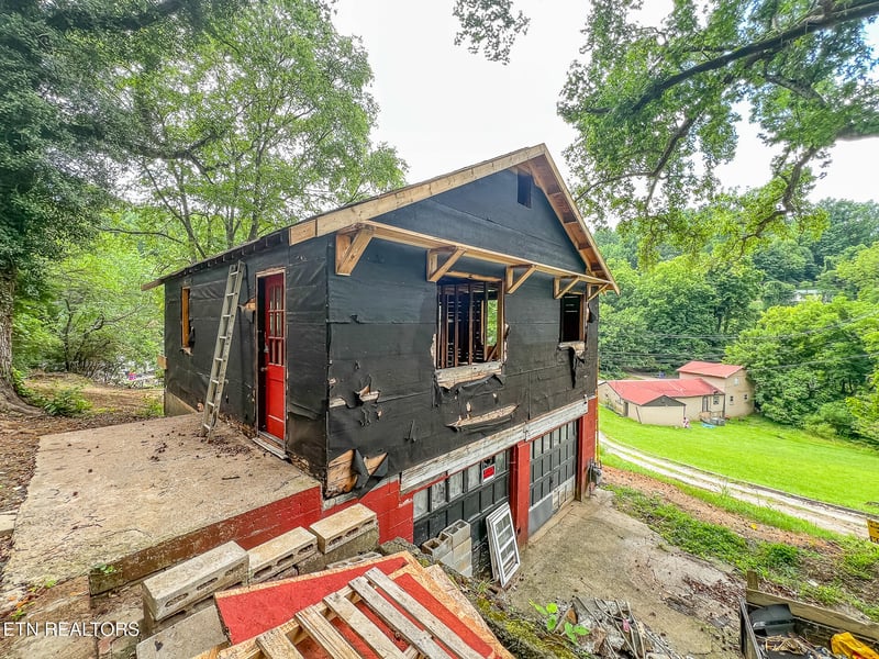 709 Lakeview Church Ln, Harriman, TN 37748