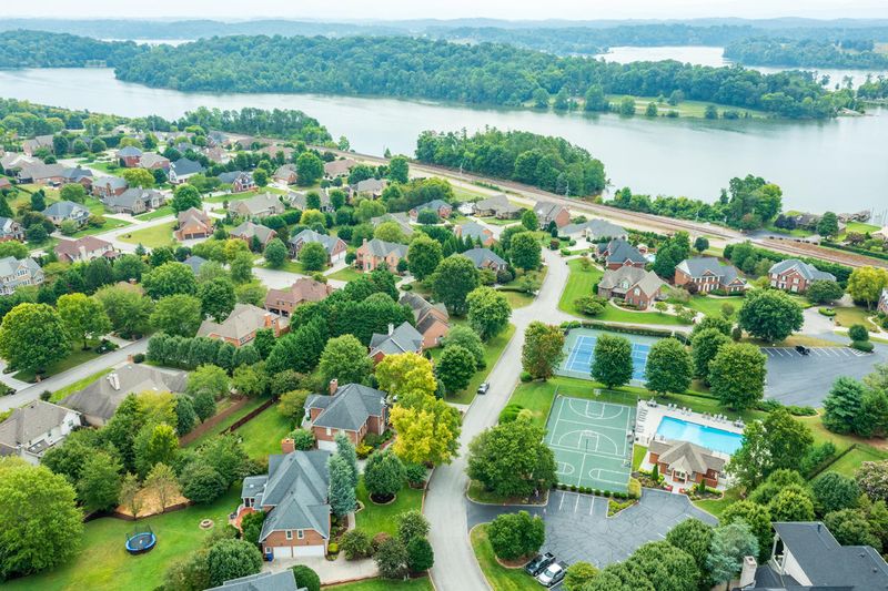709 Mcguffeys Dr, Knoxville, TN 37934
