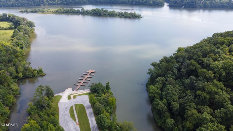 709 Twin Lakes Dr, Loudon, TN 37774