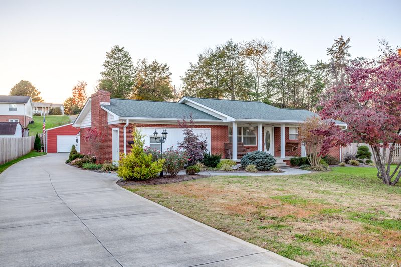 7109 Rollins Rd, Knoxville, TN 37918