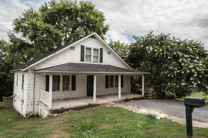 711 Mcadoo St, Clinton, TN 37716