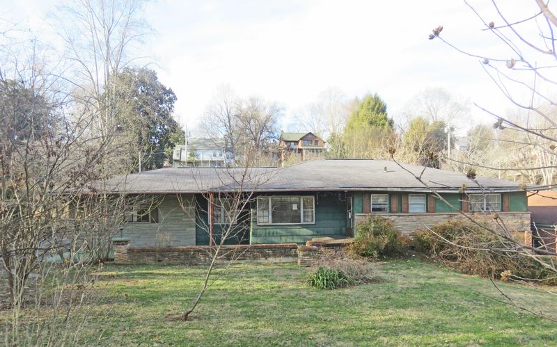 711 Sewanee St, Harriman, TN 37748