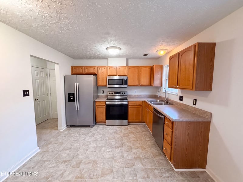 7111 Pinecroft Ln, Knoxville, TN 37914