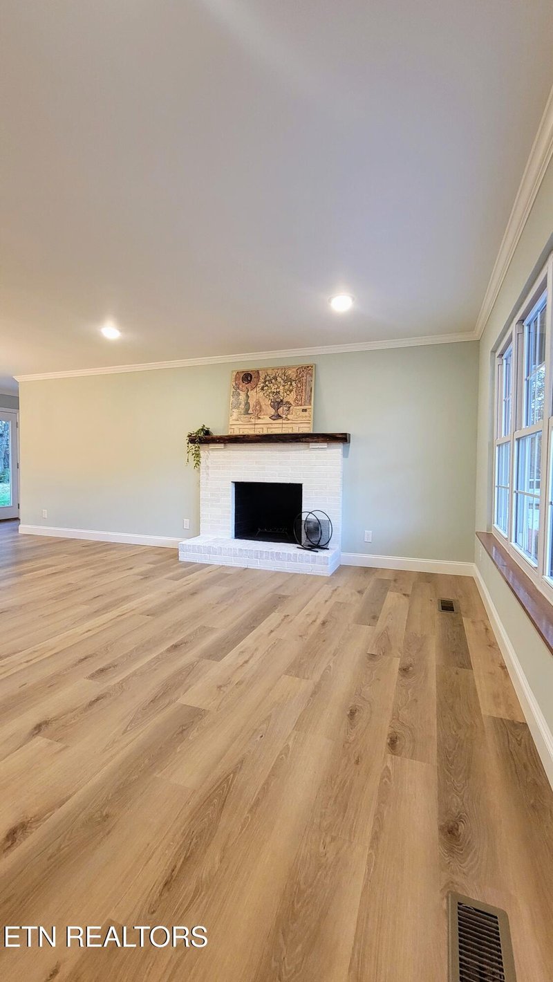 7112 Rollins Rd, Knoxville, TN 37918
