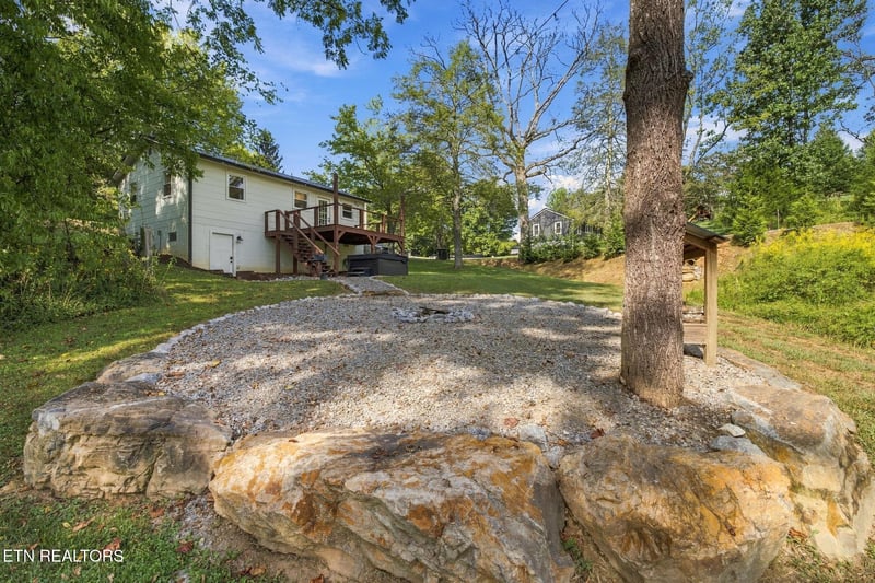 712 E Millers Cove Rd, Walland, TN 37886