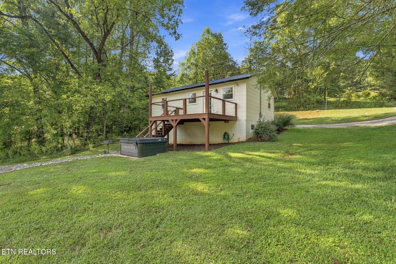 712 E Millers Cove Rd, Walland, TN 37886