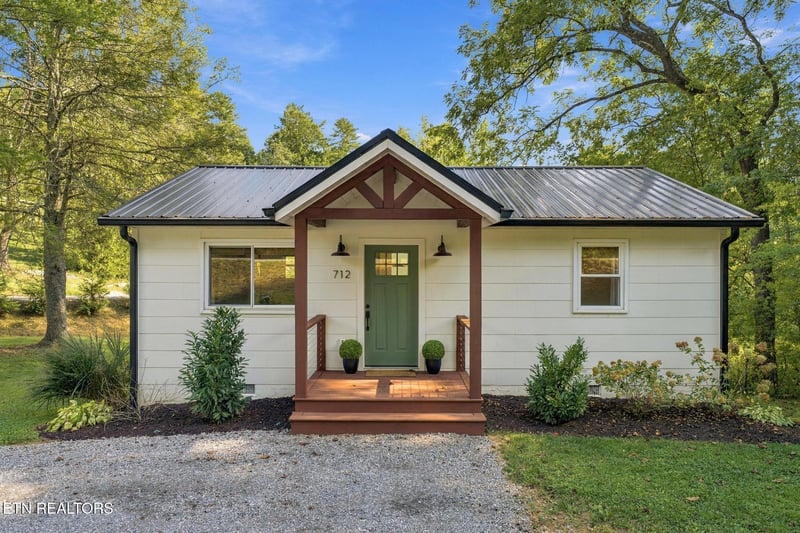 712 E Millers Cove Rd, Walland, TN 37886