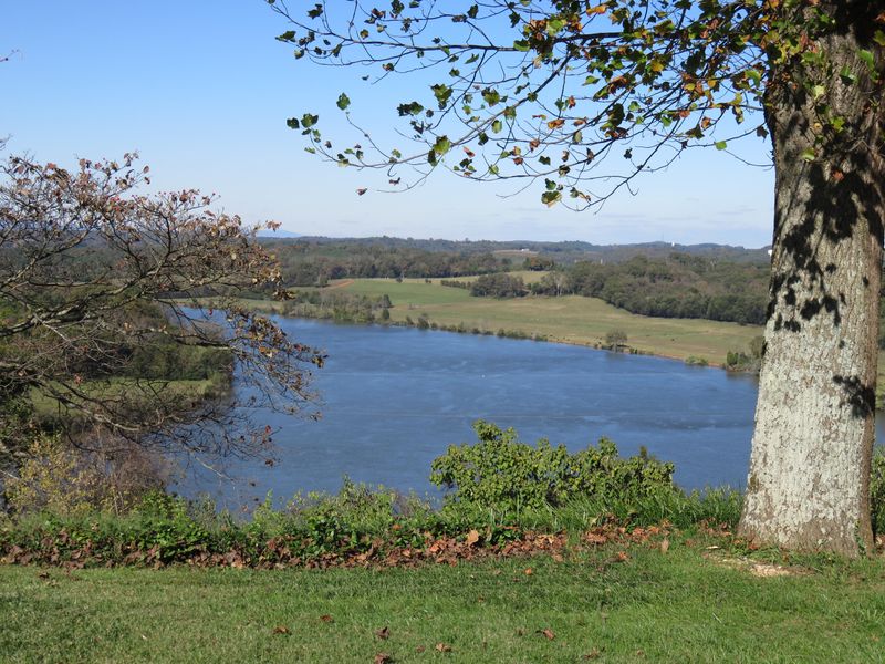 712 Lakeview Dr, Loudon, TN 37774