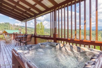 712 Nocks Dr, Gatlinburg, TN 37738