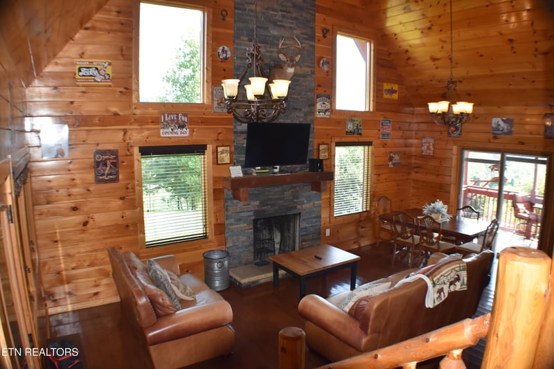 712 Nocks Dr, Gatlinburg, TN 37738