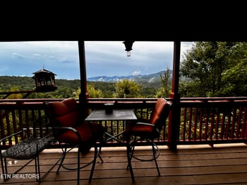 712 Nocks Dr, Gatlinburg, TN 37738