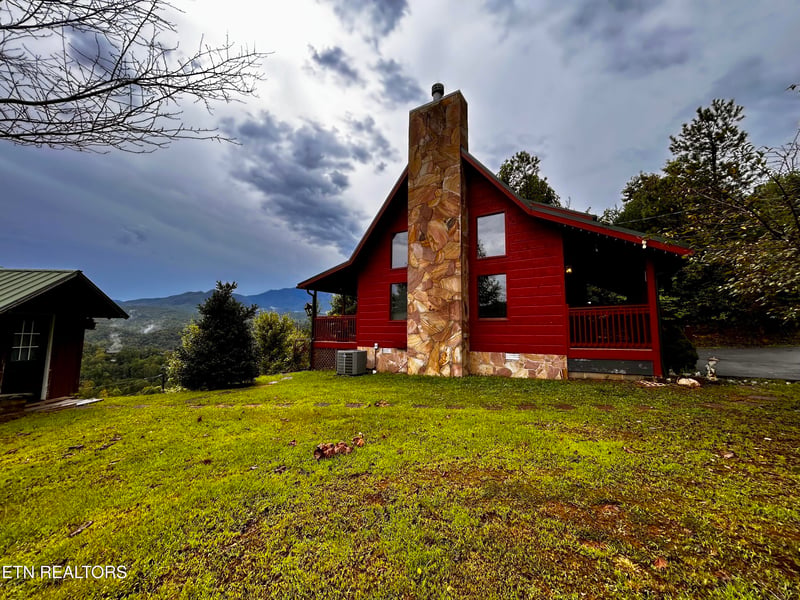 712 Nocks Dr, Gatlinburg, TN 37738