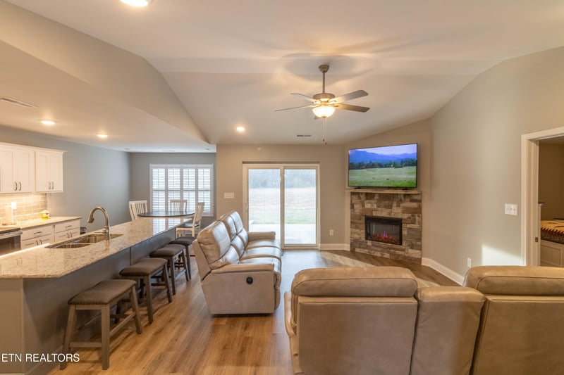 712 Snowflower Cir, Pigeon Forge, TN 37863