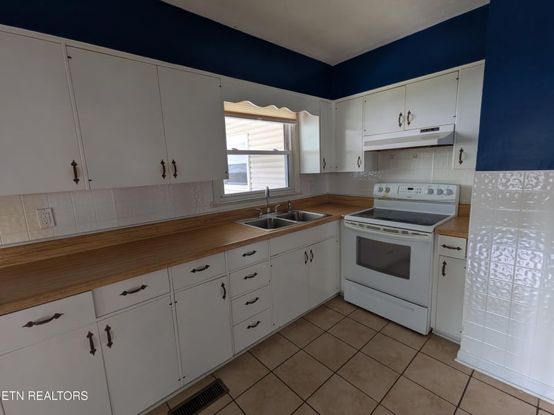 712 W Walden St, Lafollette, TN 37766