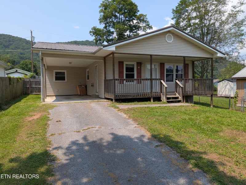 712 W Walden St, Lafollette, TN 37766