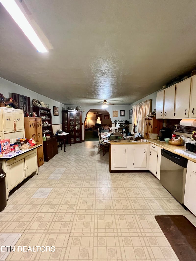 7122 S Compton Dr, Tallassee, TN 37878