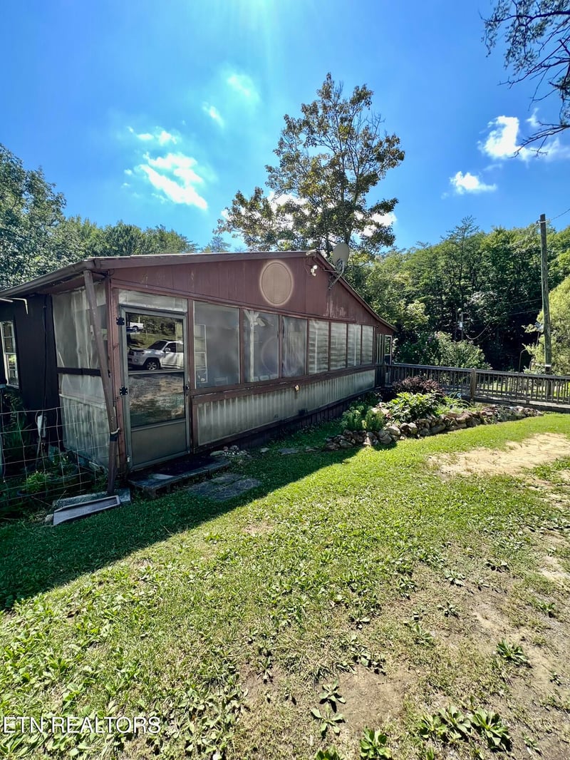 7122 S Compton Dr, Tallassee, TN 37878