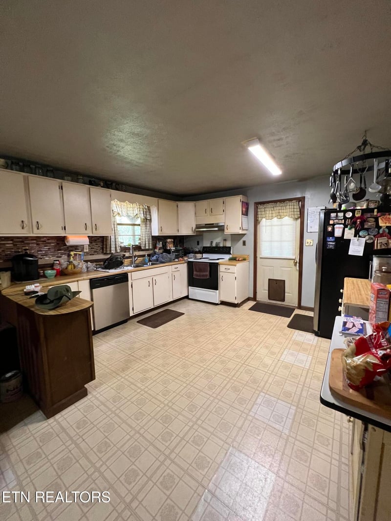 7122 S Compton Dr, Tallassee, TN 37878