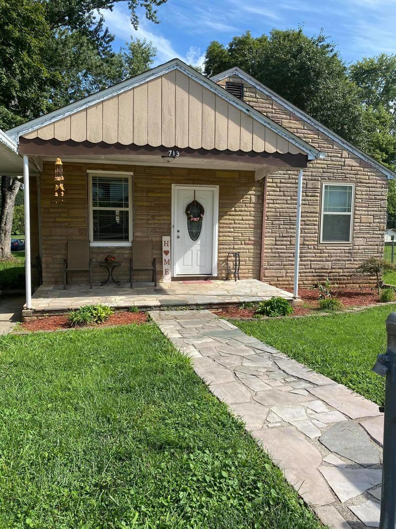 713 Ferry St, Loudon, TN 37774