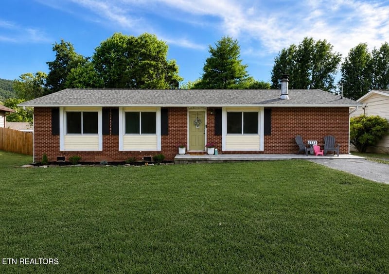 7133 Meadowbrook Cir, Knoxville, TN 37918