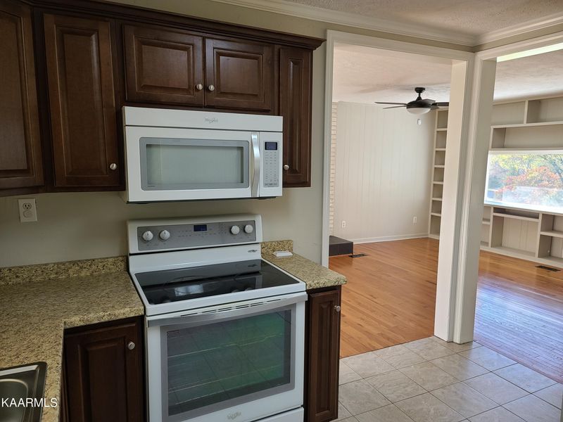 714 E Ridgecrest Dr, Kingston, TN 37763