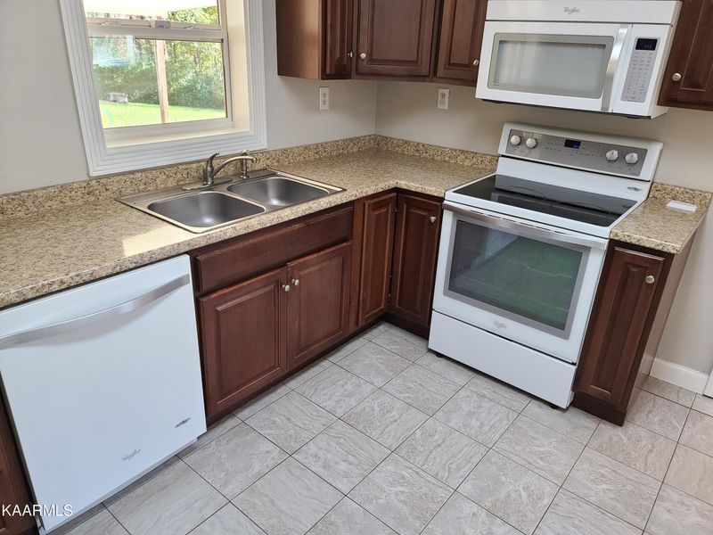 714 E Ridgecrest Dr, Kingston, TN 37763