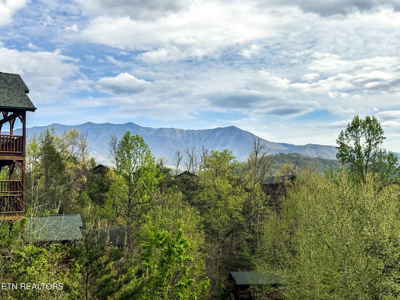 714 Mountain Stream Way, Gatlinburg, TN 37738