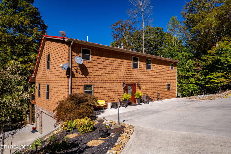 715 Landmark Rd, Jacksboro, TN 37757