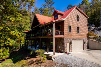 715 Landmark Rd, Jacksboro, TN 37757