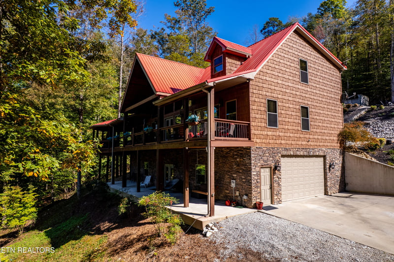 715 Landmark Rd, Jacksboro, TN 37757