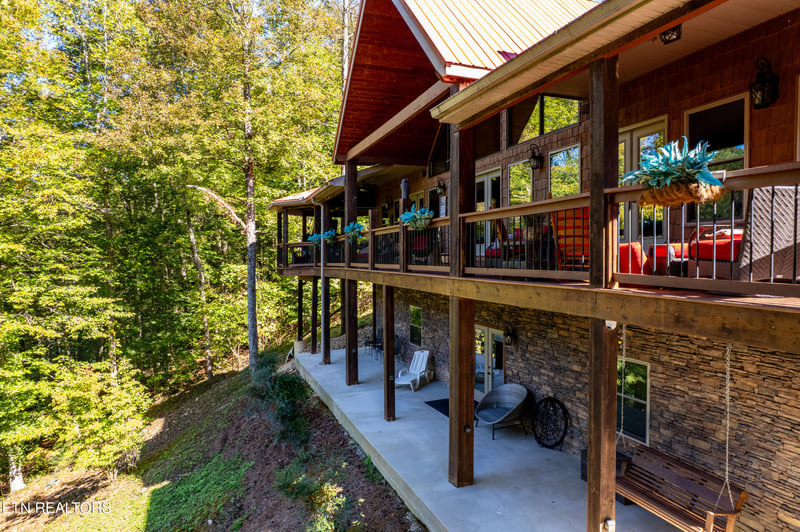 715 Landmark Rd, Jacksboro, TN 37757