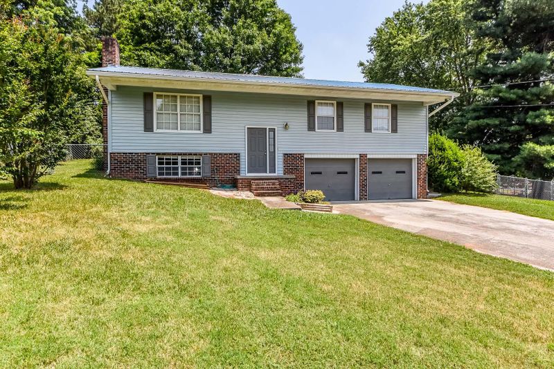 715 Periwinkle Ln, Maryville, TN 37804