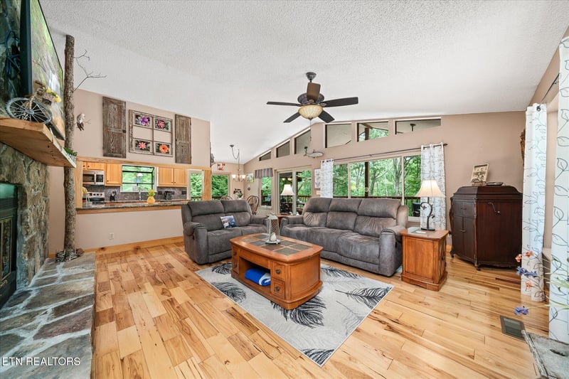 715 White Oak Rd, Monterey, TN 38574