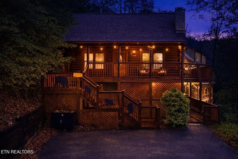 716 Golden Eagle Way, Pigeon Forge, TN 37863