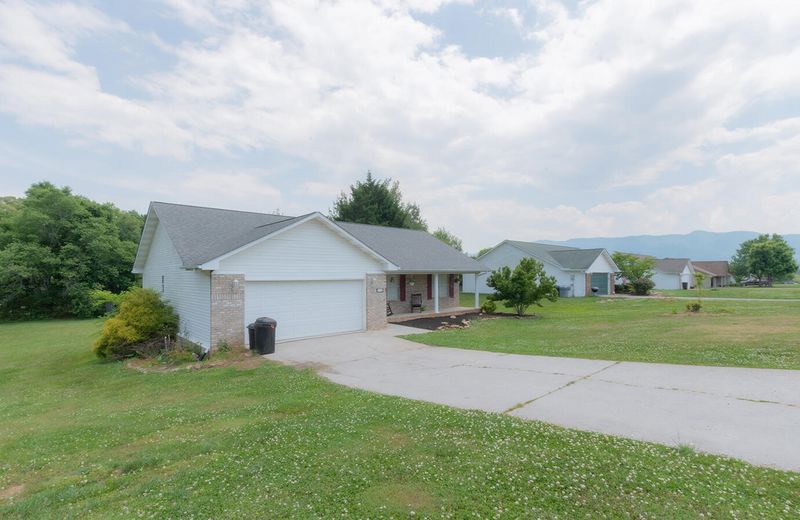 716 Meadow Ridge Rd, Walland, TN 37886