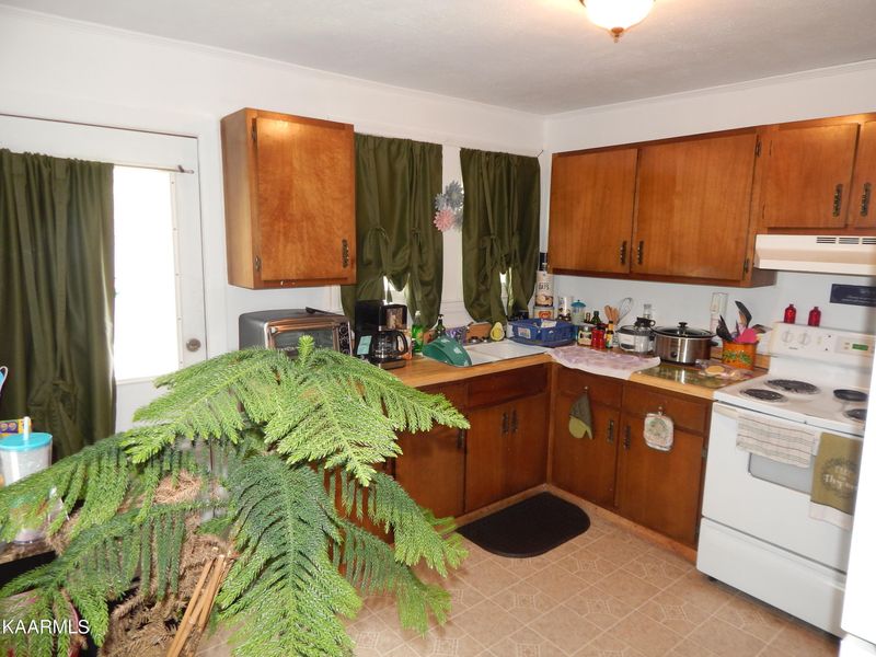 716 Sharp St, Clinton, TN 37716