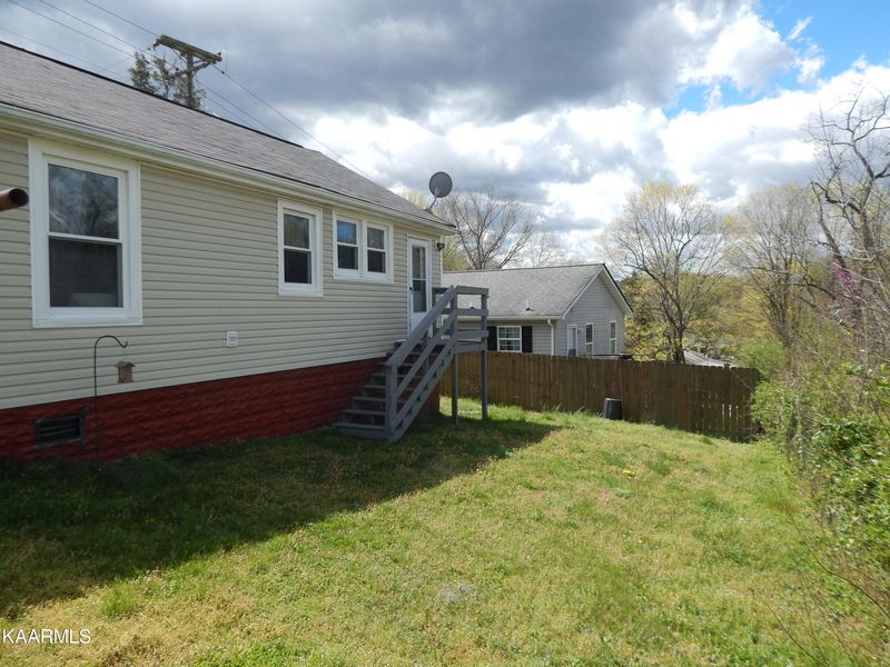 716 Sharp St, Clinton, TN 37716
