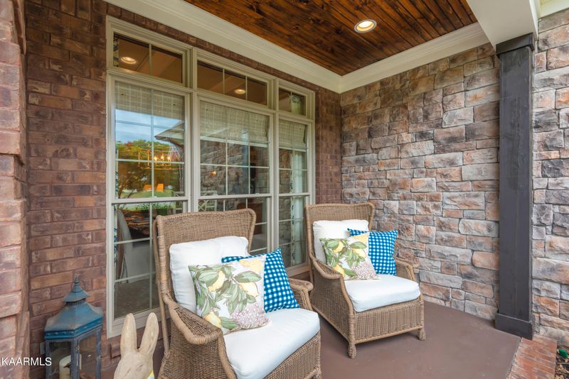 717 Bayshore Rd, Knoxville, TN 37934