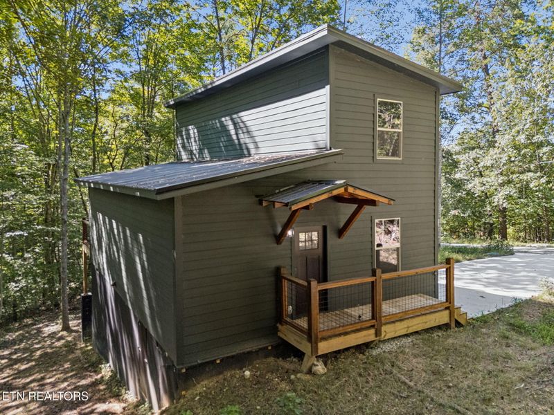 717 Country Oaks Ln, Lafollette, TN 37766
