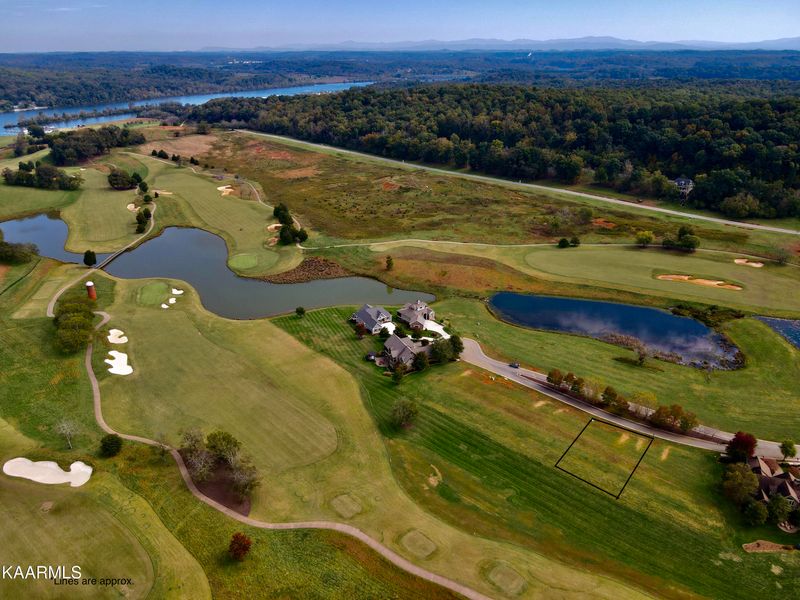 717 Old Barn Ln, Loudon, TN 37774