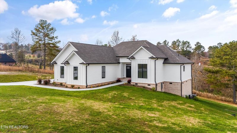 717 Twin Lakes Dr, Loudon, TN 37774