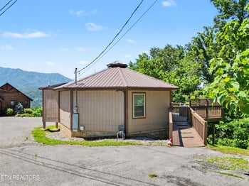 717 Valley View Ln, Gatlinburg, TN 37738