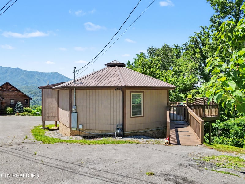 717 Valley View Ln, Gatlinburg, TN 37738