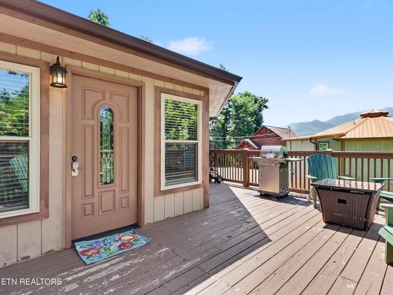 717 Valley View Ln, Gatlinburg, TN 37738