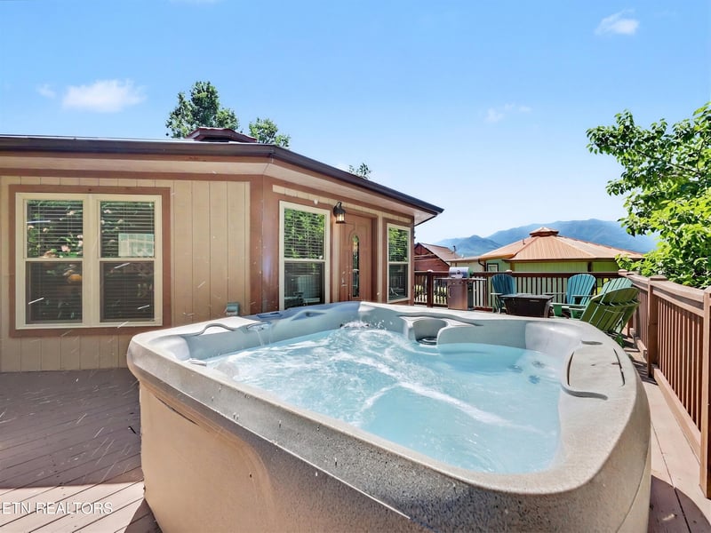 717 Valley View Ln, Gatlinburg, TN 37738