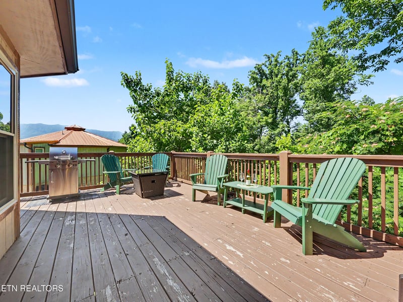 717 Valley View Ln, Gatlinburg, TN 37738