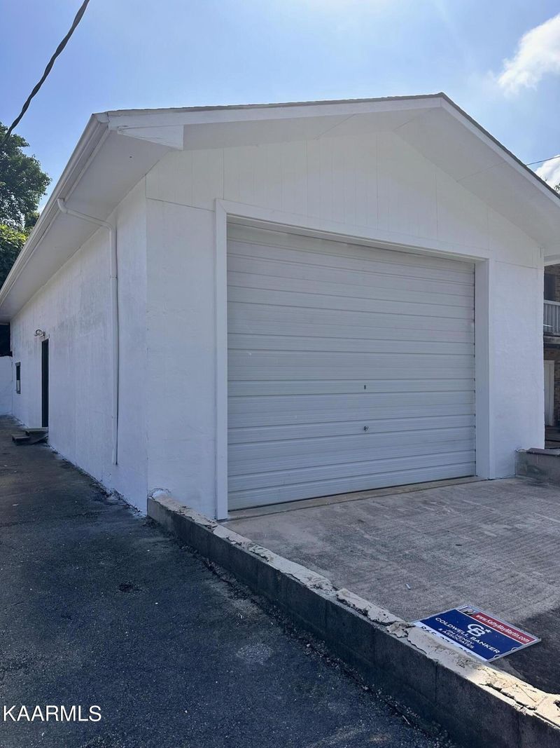 718 Hickory St, Harriman, TN 37748