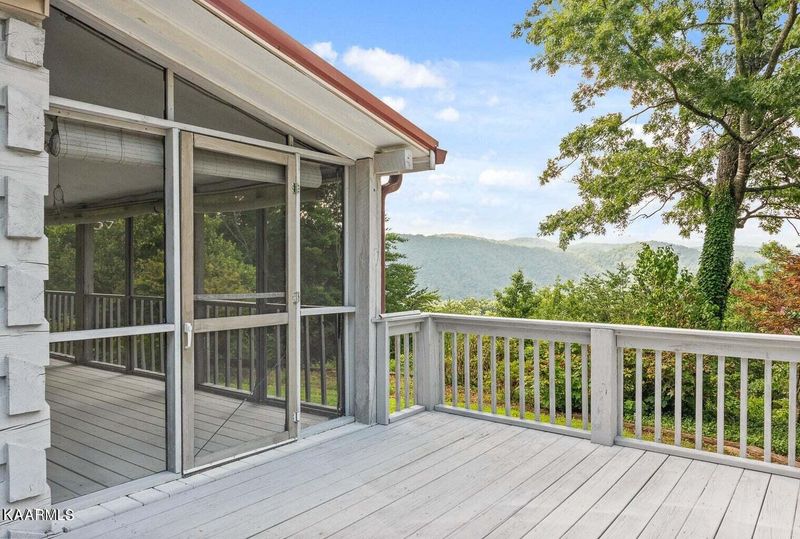 719 E E Millers Cove Rd, Walland, TN 37886